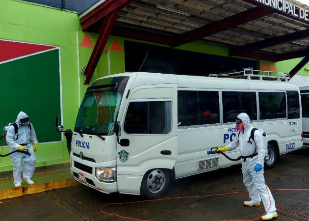 Labor de desinfección en el palacio municipal de David como prevención al coronavirus En la limpieza de los autos se aplicó un producto a base de hipoclorito de sodio estabilizado. Fotos: Mayra Madrid.
