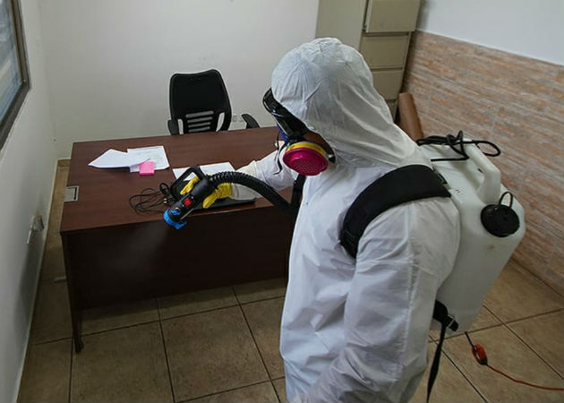 Sedes de la Policía Nacional y del Mides son desinfectadas para evitar contagios En la limpieza de las instalaciones se utiliza Hipoclorito de Amonio al 10%. Fotos: Mayra Madrid.