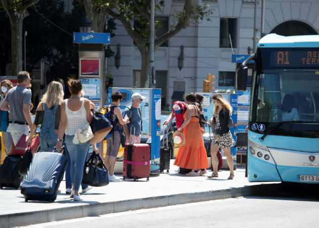España vuelve a los confinamientos comarcales sin lograr inmunidad de grupo Un grupo de visitantes en las Ramplas, Barcelona, este lunes, cinco días después de la apertura de fronteras tras el estado de alarma. EFE.