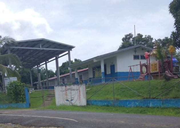 Estudiantes de Santa Rosa en Palenque no tienen acceso al wifi de la escuela Los alumnos tienen que ir a los potreros para buscar señal y poder conectarse a las clases virtuales. Fotos: Diómedes Sánchez.