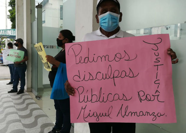 Único sospechoso en caso de los asesinatos en Espinar, permanecerá detenido Familiares y amigos del detenido protestaron por el resultado de la audiencia. Fotos: Diómedes Sánchez S.