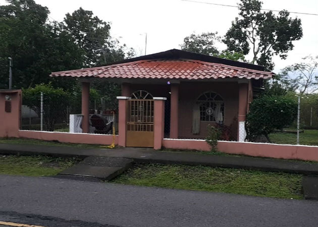Lo encuentran muerto con heridas de arma blanca en La Mata de Bugaba La pareja fue encontrada en uno de cuartos de esta vivienda en La Mata. Fotos: José Vásquez.