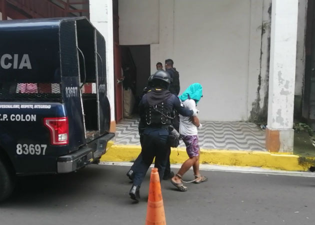 Imputan cargos a joven por homicidio y femicidio múltiple, privación de libertad y robo El presunto implicado en la matanza de los jóvenes llegó al SPA en Colón, fuertemente custodiado. Foto: José Vásquez.