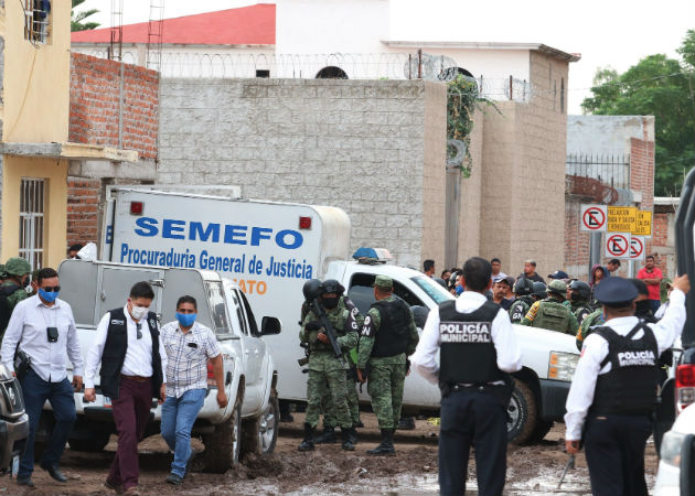 Grupo armado asesina a 24 personas en un centro de rehabilitación de México Personal Forense,Guardia Nacional y fuerzas de seguridad pública afuera del Centro de Rehabilitación donde fue la matanza. Fotos: EFE.
