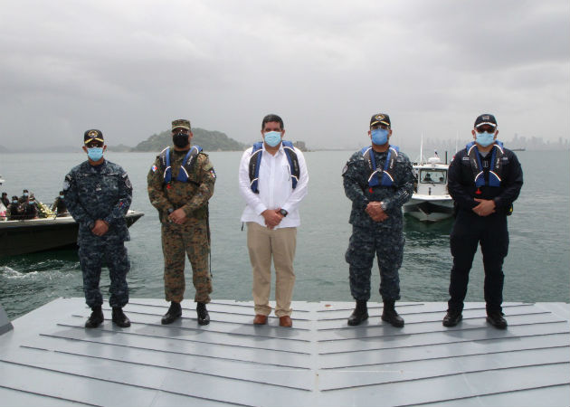 Un minuto de silencio por víctimas del coronavirus guardan entidades de seguridad La ceremonia solemne se realizó en la Nave A 403 Manuel Amador Guerrero en la Bahía de Panamá. Fotos: Cortesía.: