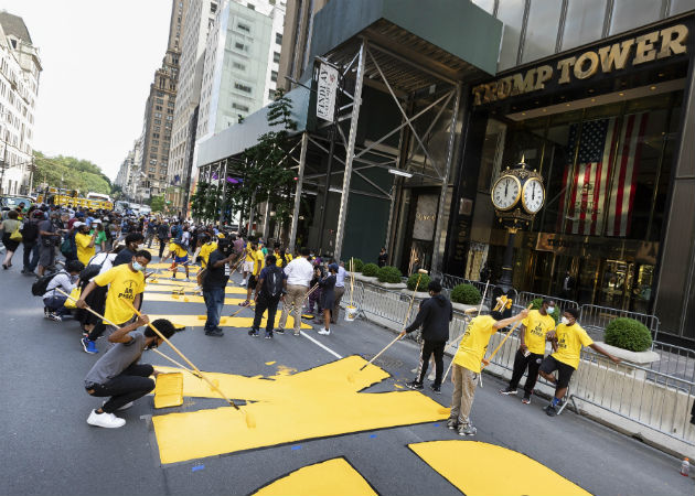Nueva York pinta un mural de "Black Lives Matter" frente a la Torre Trump El mural atrajo la mirada de muchos curiosos a los pies del rascacielos más célebre de Trump, en la lujosa Quinta Avenida. Fotos: EFE.