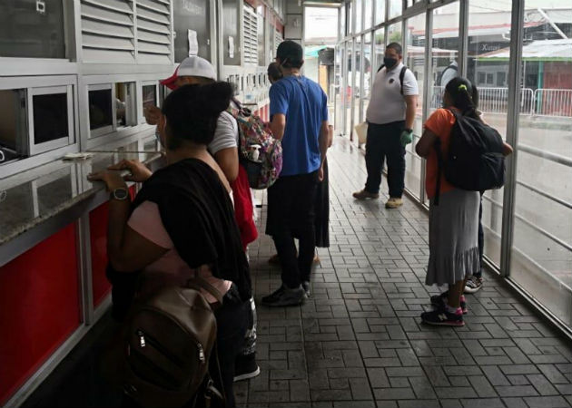 Nuevo grupo de 100 nicaragüenses varados en Panamá llegan a su país de origen Nicaragüenses cuando pasaban el puesto migratorio en el paso fronterizo de Paso Canoas (Panamá). Fotos: EFE.