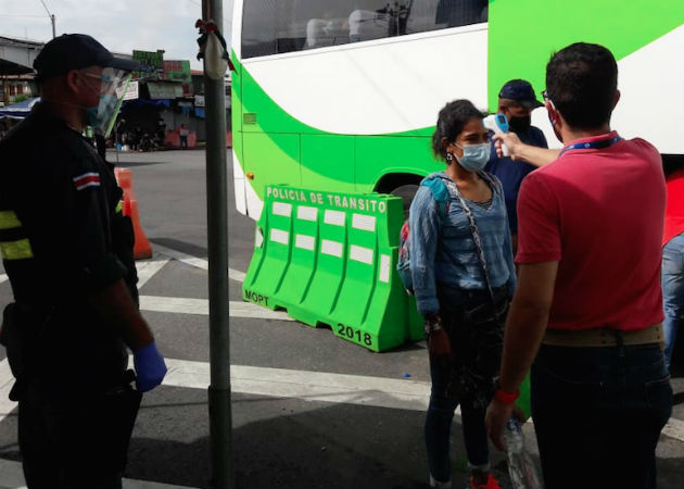 En dos buses desde Paso Canoas, 82 nicaragüenses viajan de regreso a su país A los extranjeros se les verificó su temperatura y que portaran mascarilla o careta como parte de las medidas sanitarias. Fotos: Cortesía.