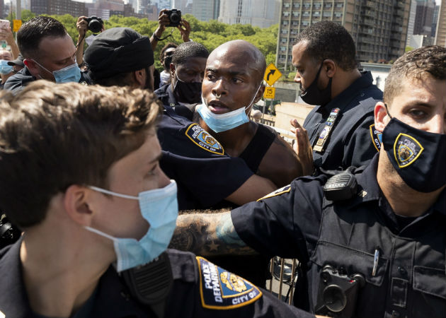 Jefe de Departamento de Policía de Nueva York es herido en nuevos disturbios Manifestantes se enfrentaron a agentes policiales en Nueva York. Fotos. EFE.