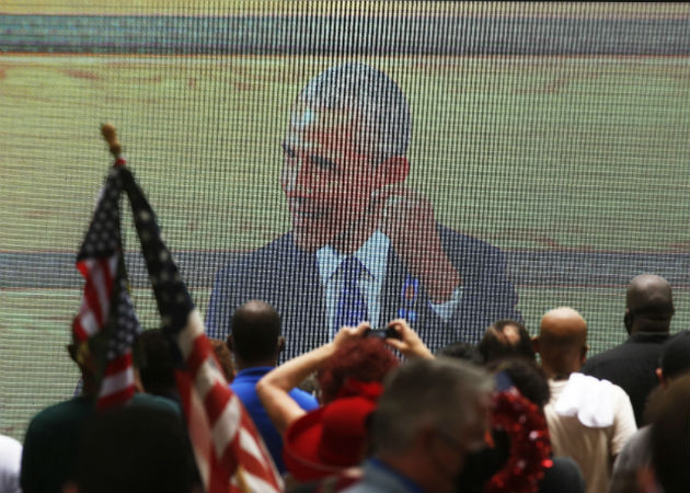Obama arremete contra Trump por suprimir el voto y atacar a las minorías El discurso de Obama hizo que los asistentes se pusieran en pie y aplaudieran a rabiar. Fotos: EFE.