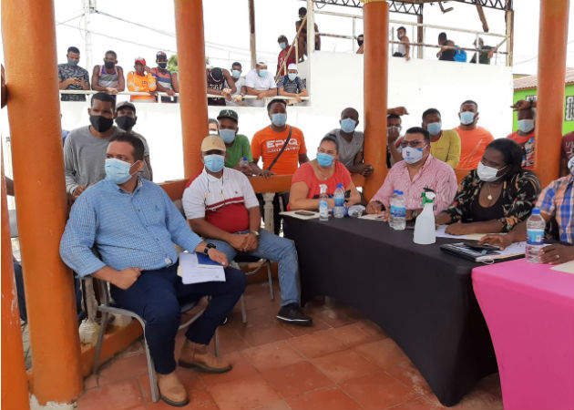 Paleros y camioneros logran acuerdo con autoridades del distrito de Chagres Los paleros y camioneros se reunieron con la presencia del Mici, Anam, y Aeronaval. Fotos: Diómedes Sánchez.