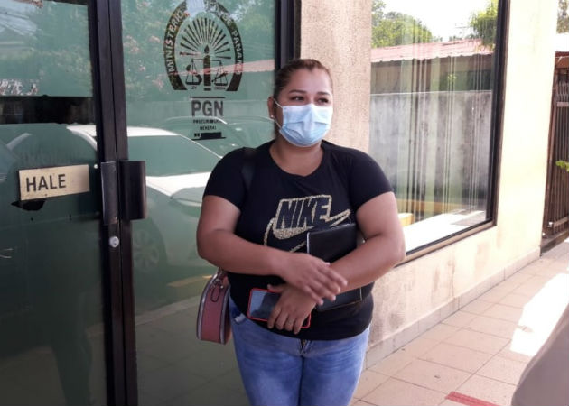 Denuncian a funcionario del Órgano Judicial por matar a una perra preñada El funcionario golpeó a la perra con un tubo y falleció, denunció la propietaria del animal. Foto: Mayra Madrid.