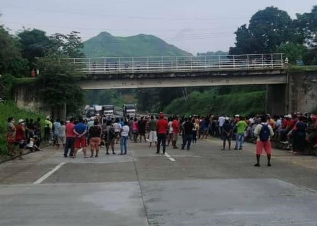 Protestas en carretera y autopista Panamá-Colón exigiendo alimentos y vale digital En ambos cierres, se generó un descomunal tranque vehicular. Fotos: Diómedes Sánchez.