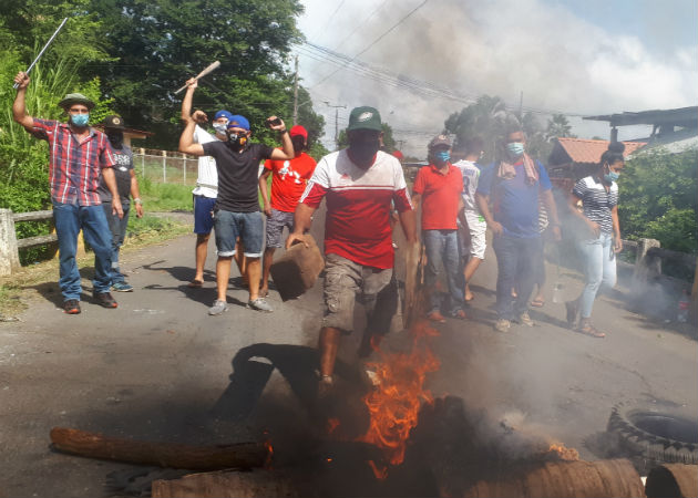 Residentes en San Martín de Porres de Santiago reclaman bonos solidarios Las protestas iniciaron desde el pasado jueves con cierre de vías y quemadera de llantas. Fotos: Melquíades Vásquez.