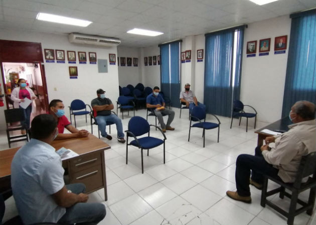 Transportistas santeños piden ayuda urgente al Gobierno, la pandemia los ha afectado Reunidos con las autoridades provinciales, los transportistas expusieron la necesidad de un subsidio. Fotos: Thays Domínguez.