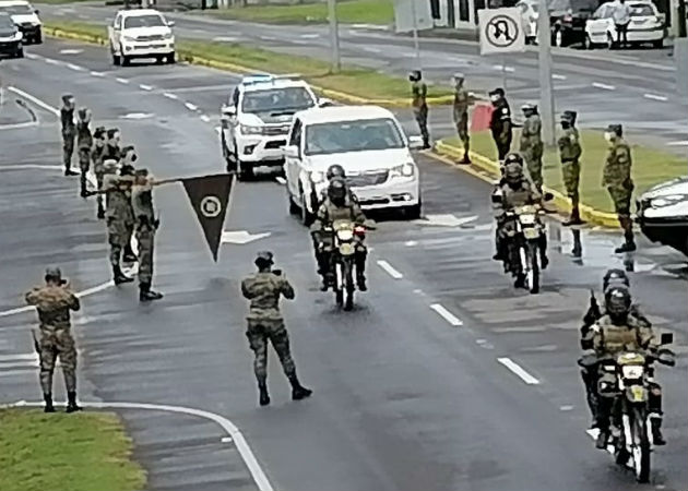 Despiden con honores al teniente post mortem del Senafront víctima de COVID-19 El cuerpo fue trasladado desde el distrito de Barú, hasta el distrito de Remedios. Fotos: José Vásquez.