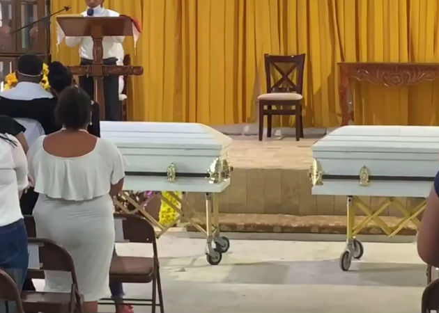 Dan cristiana sepultura a otros tres jóvenes víctimas de matanza en área de Espinar Las honras fúnebres de las jóvenes fue en una iglesia de Puerto Pilón. Fotos: Diómedes Sánchez S.