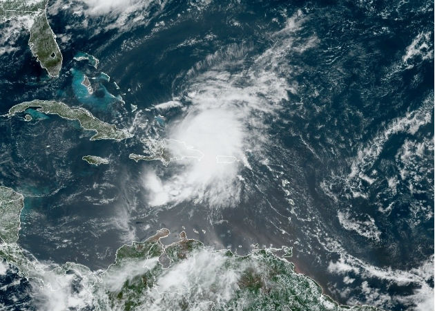Isaías deja a miles sin luz e inundaciones en Puerto Rico pero mitiga sequía La tormenta tropical Isaías avanza hacia República Dominicana y Haití tras golpear a Puerto Rico con viento y lluvia. Fotos: EFE.