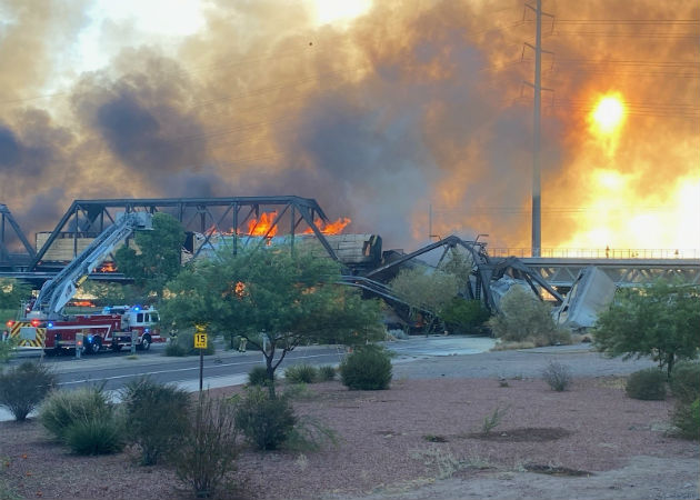 Tren se descarrila sobre un puente en EE.UU. y causa un aparatoso incendio Bomberos trabajan en apagar el aparatoso incendio tras el descarrilamiento de un tren. Fotos: EFE.