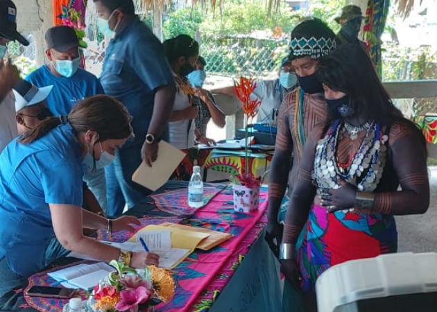 Estudiantes de Unión Chocó entregan pliego de peticiones a la ministra de Educación La titular del Meduca firmó el pliego de peticiones entregado por los alumnos. Fotos: Cortesía.