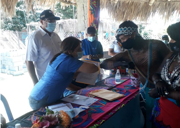 Estudiantes de Unión Chocó entregan pliego de peticiones a la ministra de Educación La titular del Meduca firmó el pliego de peticiones entregado por los alumnos. Fotos: Cortesía.