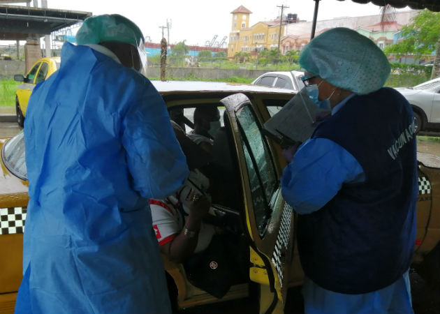 Enfermeras de la regional del Minsa en Colón, implementan vacunación exprés La vacunación exprés se realizó afuera de la sede del Minsa en Colón. Fotos: Diómedes Sánchez.