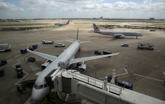 American Airlines eliminará 19.000 empleos a partir de octubre Las reducciones de plantilla incluyen 17.500 bajas temporales de pilotos, auxiliares de vuelo y mecánicos. Fotos: EFE/Ilustrativa.