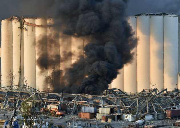 Más de 500 heridos en el hospital Hotel Dieu de Beirut, tras explosión en puerto Sobre la capital libanesa se eleva una gran columna de humo de color rojizo. Fotos: EFE.,