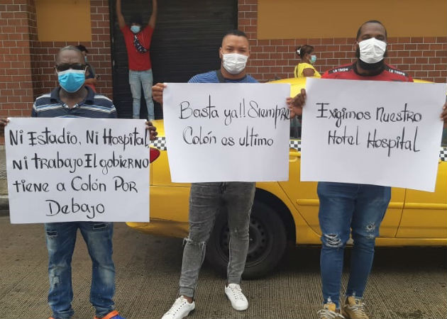 Diputado oficialista encabeza marcha exigiendo mejoras hospitalarias en Colón Con pancartas, los manifestantes exigieron un hotel hospital para Colón. Fotos: Diómedes Sánchez S.