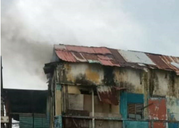 Indigente inicia una fogata en la avenida Herrera en Colón, y casi prende caserón El viejo caserón está ubicado en calle 12 y 13, avenida Herrera, Colón. Fotos: Diómedes Sánchez S