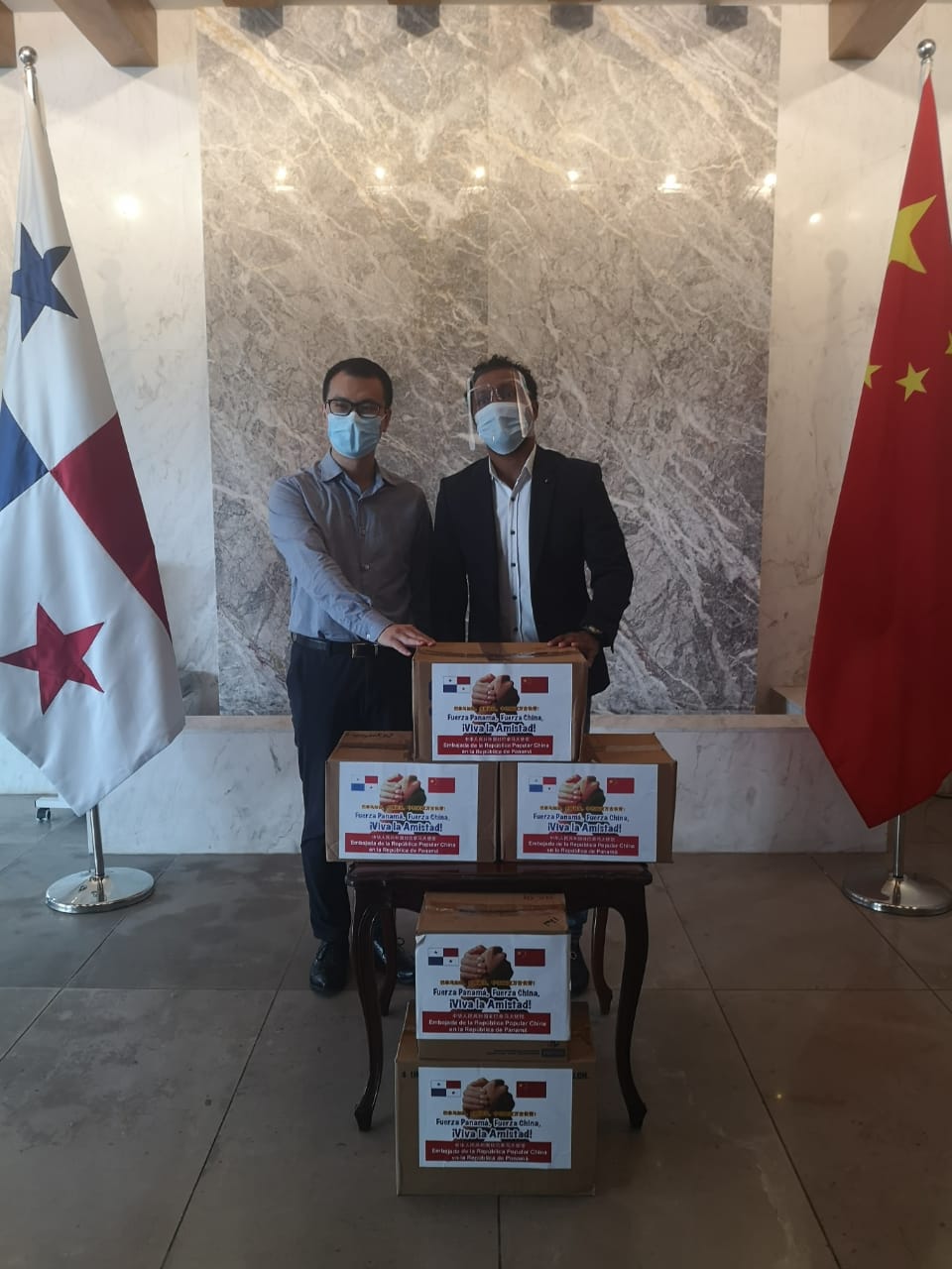 chemito-_moreno-_foto.jpg "Chemito" Moreno, recibió de Jim Liang de la embajada de China, mascarillas y gel alcoholado para el boxeo panameño. Foto:Cortresía.