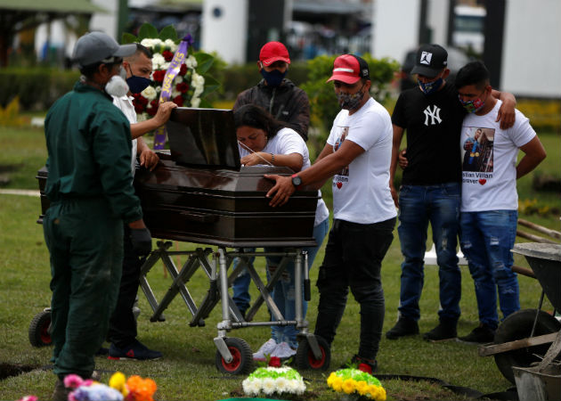 Familiares despiden a víctimas de matanza en Colombia con pedidos de justicia Familiares y amigos despidieron este martes en Popayán (suroeste) a tres de las seis víctimas de la masacre. Fotos: EFE.