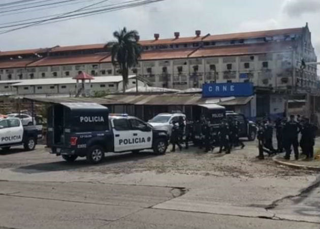 Una bala roza muñeca derecha de recluso en cárcel de Colón, al enfrentarse bandas El privado de libertad herido, fue Yair Mendoza de 34 años de edad. Fotos: Diómedes Sánchez.
