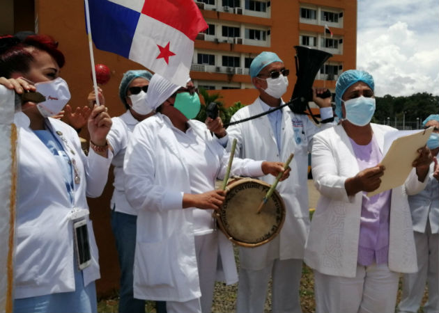 Con repicar de caja y tonadas personal de enfermería protesta en Panamá Oeste Con el repicar de una caja y tonadas exigían contar con los equipos personales de seguridad. Fotos: Eric A. Montenegro.