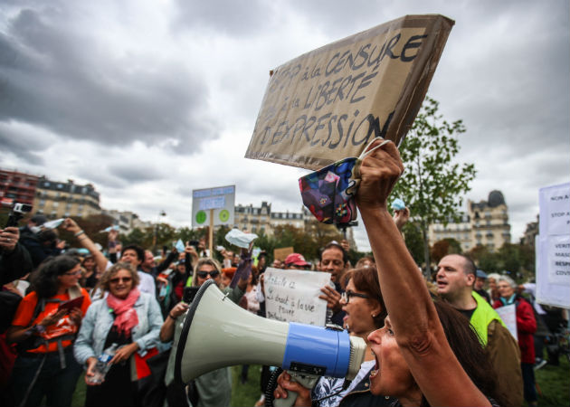 Varios cientos de personas se manifiestan en París contra el uso de máscaras Los manifestantes también cuestionaron las últimas imposiciones del Ejecutivo tras el aumento exponencial del número de contagios. Fotos: EFE.