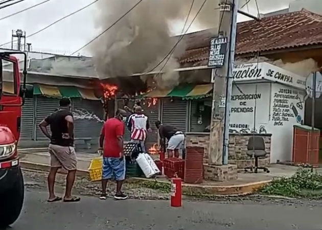 Incendio destruye puesto de venta y reparación de teléfonos móviles en La Chorrera El fuego fue en un puesto de venta y reparación de teléfonos móviles. Fotos: Eric A. Montenegro.