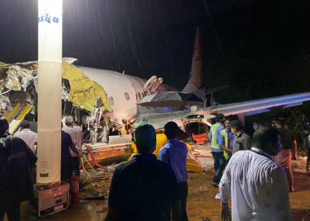Al menos 10 muertos al salirse de la pista un avión al aterrizar en India Imagen del accidente aéreo suministrada por la Defensa Civil de la India. Fotos. EFE.