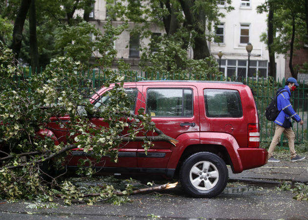 Un muerto y más de un millón sin luz en el área de Nueva York por la tormenta La víctima mortal estaba en el interior de su vehículo en el distrito de Queens cuando un árbol cayó sobre él. Fotos: EFE.