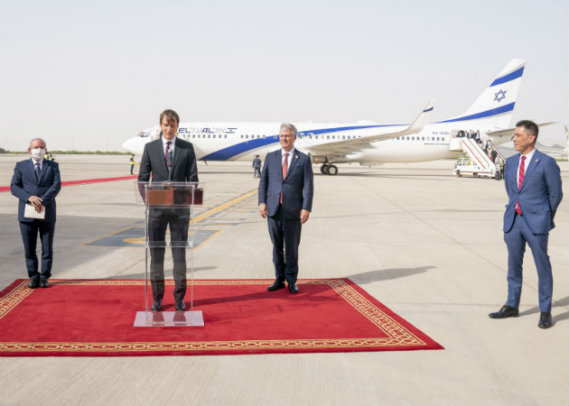 Primer vuelo comercial de Israel a Emiratos Árabes Unidos genera rechazo en Palestina La delegación israelí, encabezada por el asesor de Seguridad Nacional, Meir Ben Shabat, llegó hoy a Abu Dabu junto con altos cargos de EE.UU. Fotos: EFE.