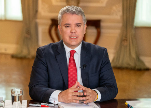 Juez colombiano ordena detención domiciliaria de exabogado del expresidente Uribe Simpatizantes a favor y en contra de Uribe se manifiestan en calles de Colombia. Fotos. EFE.