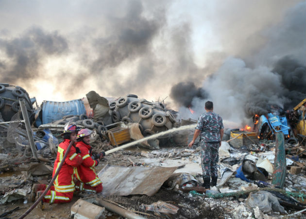 Suben a 63 muertos y 3.000 heridos por la explosión en el puerto de Beirut Paramédicos movilizan a un herido en la explosión del hospital de Najjar a otro hospital en Al-Hamra. Fotos: EFE.