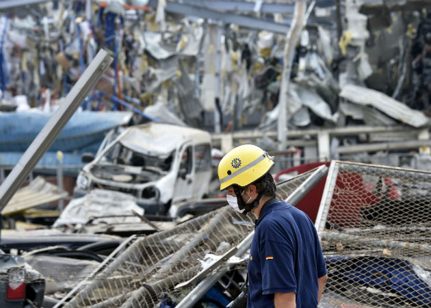 Presidente libanés no descarta que explosión en Beirut fue por impacto de misil o bomba Un socorrista alemán participa de la búsqueda de cadávers y sobrevivientes de la explosión en Beirut. Fotos: EFE.