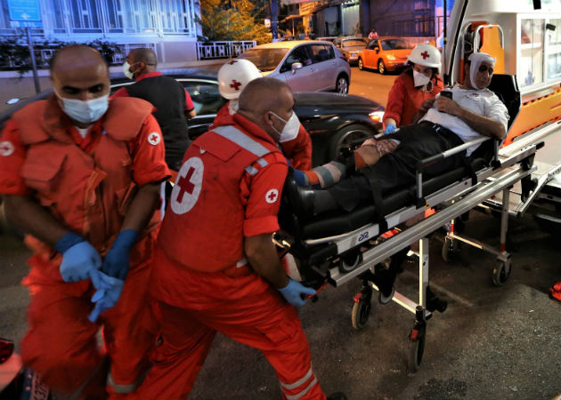 Suben a 63 muertos y 3.000 heridos por la explosión en el puerto de Beirut Paramédicos movilizan a un herido en la explosión del hospital de Najjar a otro hospital en Al-Hamra. Fotos: EFE.