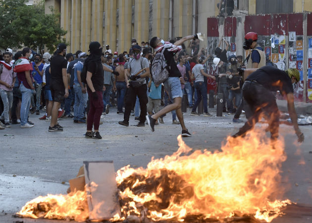 Renuncia en pleno el Gobierno del Líbano tras la explosión Libaneses han salido a las calles para protestar tras la explosión del pasado martes en Beirut. Fotos: EFE.