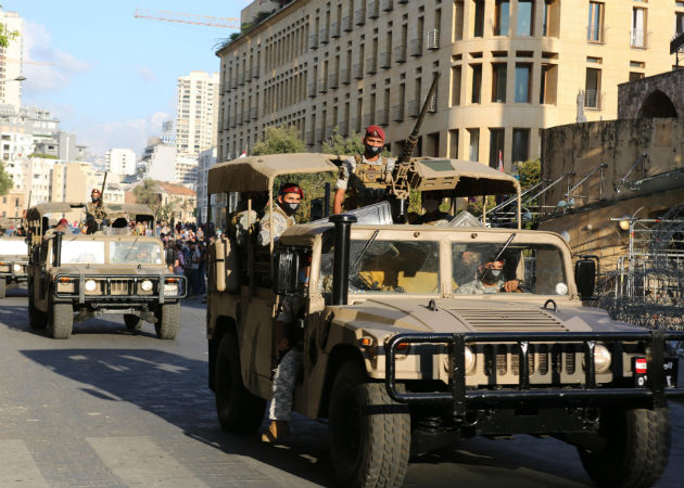 Renuncia en pleno el Gobierno del Líbano tras la explosión Libaneses han salido a las calles para protestar tras la explosión del pasado martes en Beirut. Fotos: EFE.