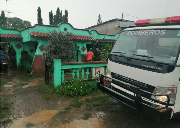 Una vivienda afectada por fuertes lluvias en Agua Buena de Los Santos Con una bomba flotante drenaron el agua que entró a la vivienda, ubicada en la carretera principal. Fotos: Thays Domínguez.