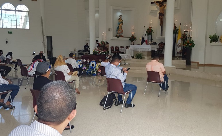 Durante la misa. Durante la misa.