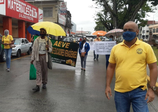 Docentes marchan en Colón por internet gratuito y convocan a un apagón virtual Los docentes manifiestan que los padres de familia no tienen laptop, celulares, internet y menos dinero para comprar data. Fotos: Diómedes Sánchez S.,