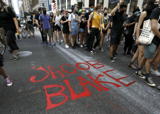 Protestas en Nueva York por nuevos disparos de policía contra afroamericano Los manifestantes escribieron en la calle el nombre del afroamericano baleado. Fotos: EFE.