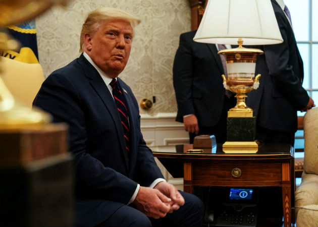 Trump, "triste" por la detención de Bannon, se desmarca del proyecto privado para muro Trump, este jueves, en el Despacho Oval de la Casa Blanca, donde recibió al primer ministro de Irak, Mustafa al Kazemi. Fotos: EFE.